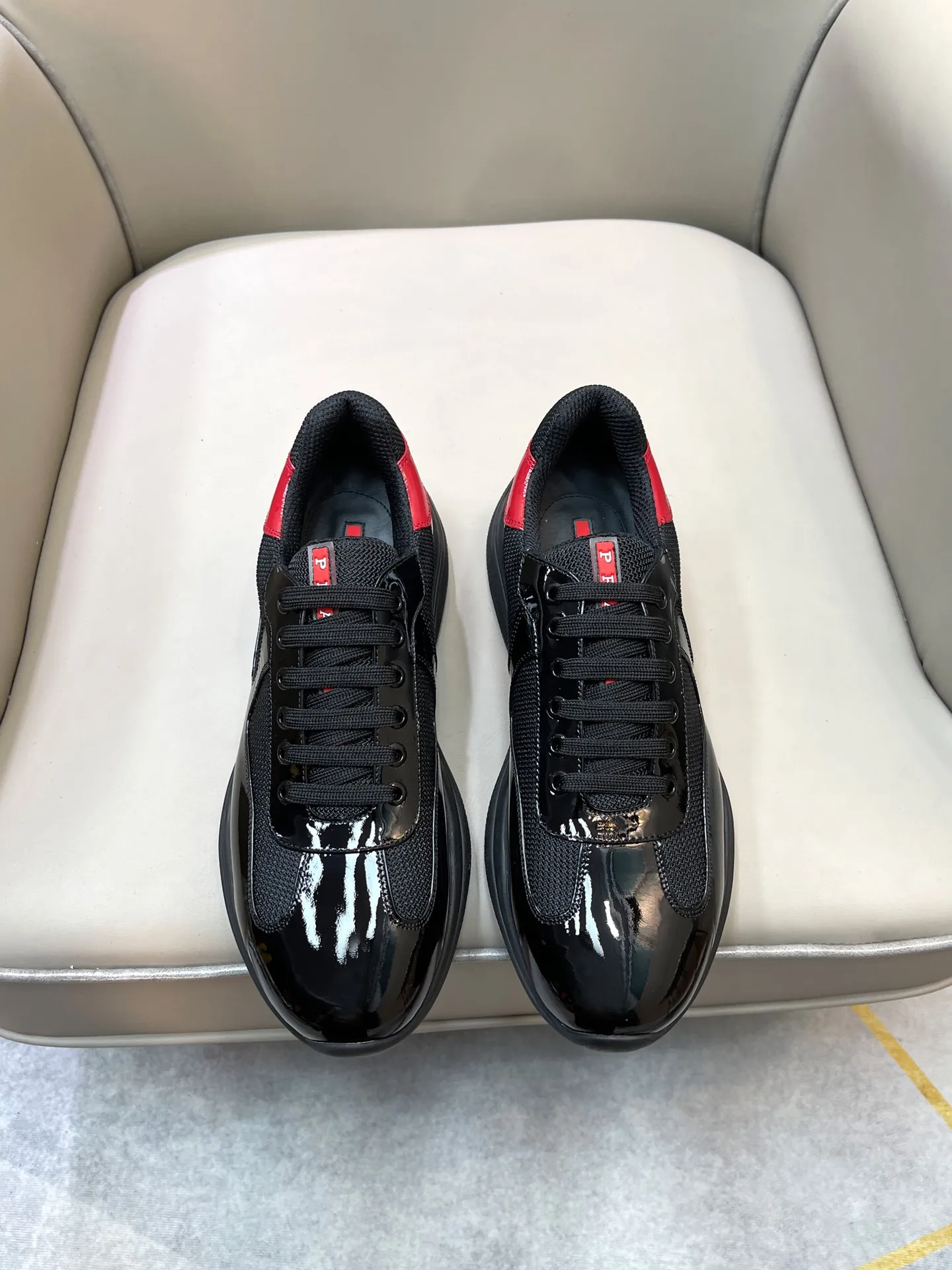 P680👟👟 Prada soft rubber and Bike fabric sports America’sCuP sneakers with Prada style have been redesigned, new fabrics and colors inject a new contemporary spirit into them. Size / 35-44 45 46 can be customized and non-returnable.